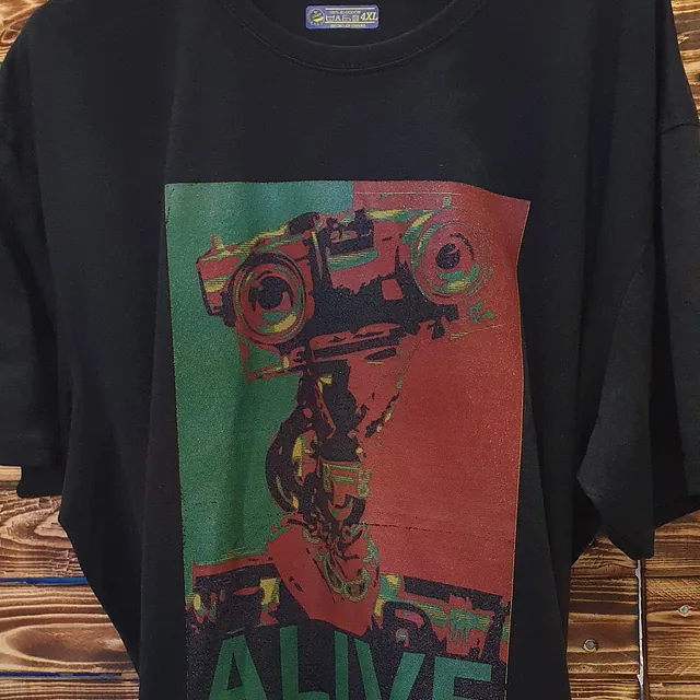 Camiseta Alive en local